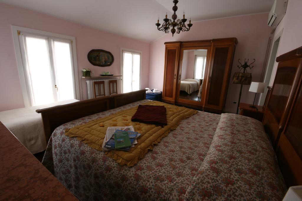 Corte Posta B&B - Parcheggio E Bagno In Camera Мантова Стая снимка