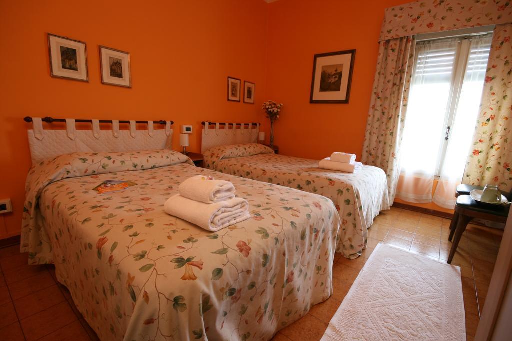 Corte Posta B&B - Parcheggio E Bagno In Camera Мантова Стая снимка